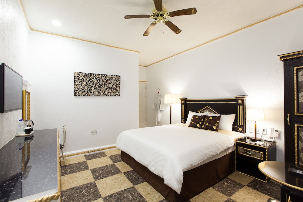 Deluxe King Room photo 3