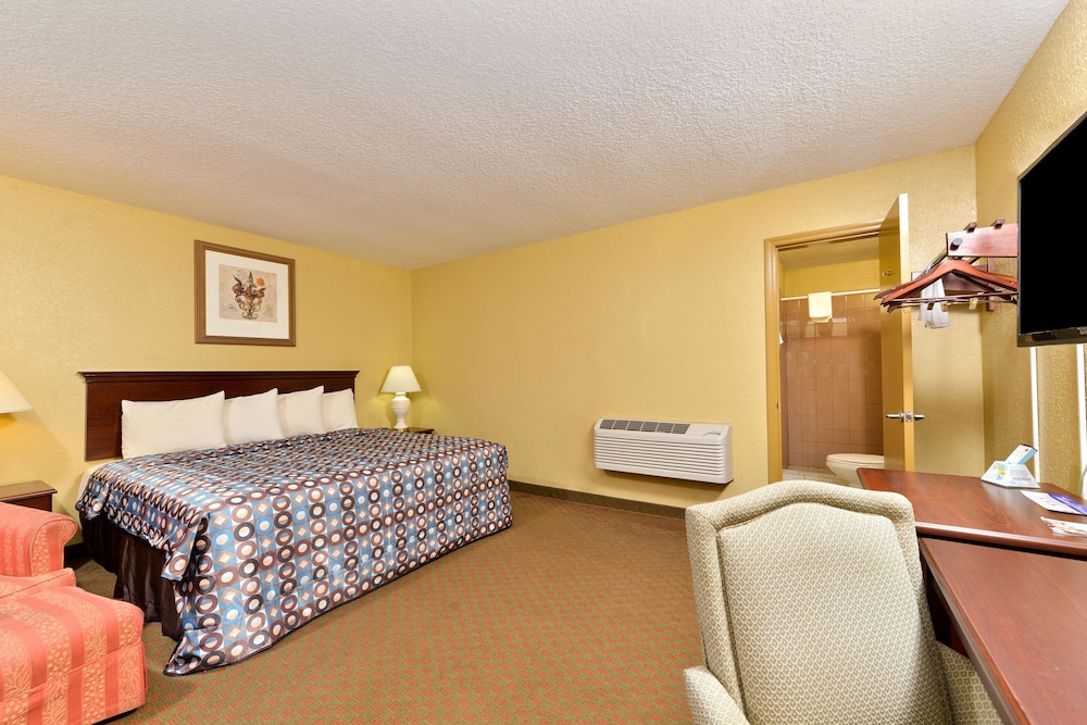 Deluxe Room, 1 King Bed, Smoking - Photo 3