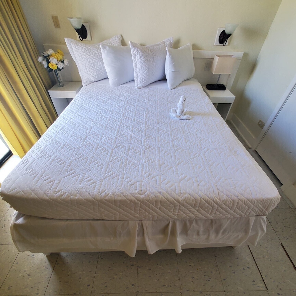 Basic Room, Pool View