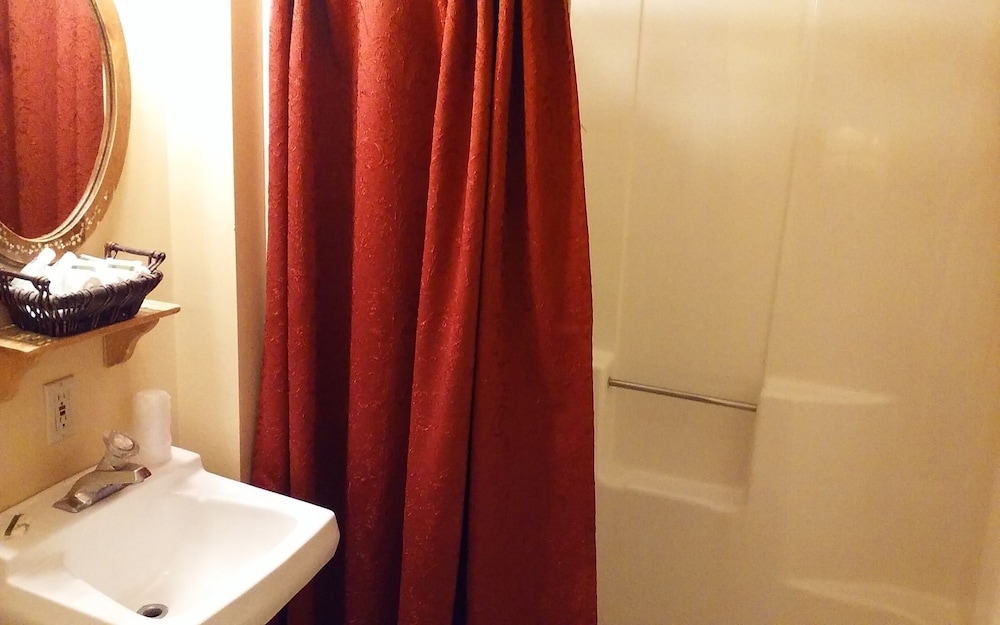 Deluxe Quadruple Room, 2 Queen Beds, Garden View photo 2