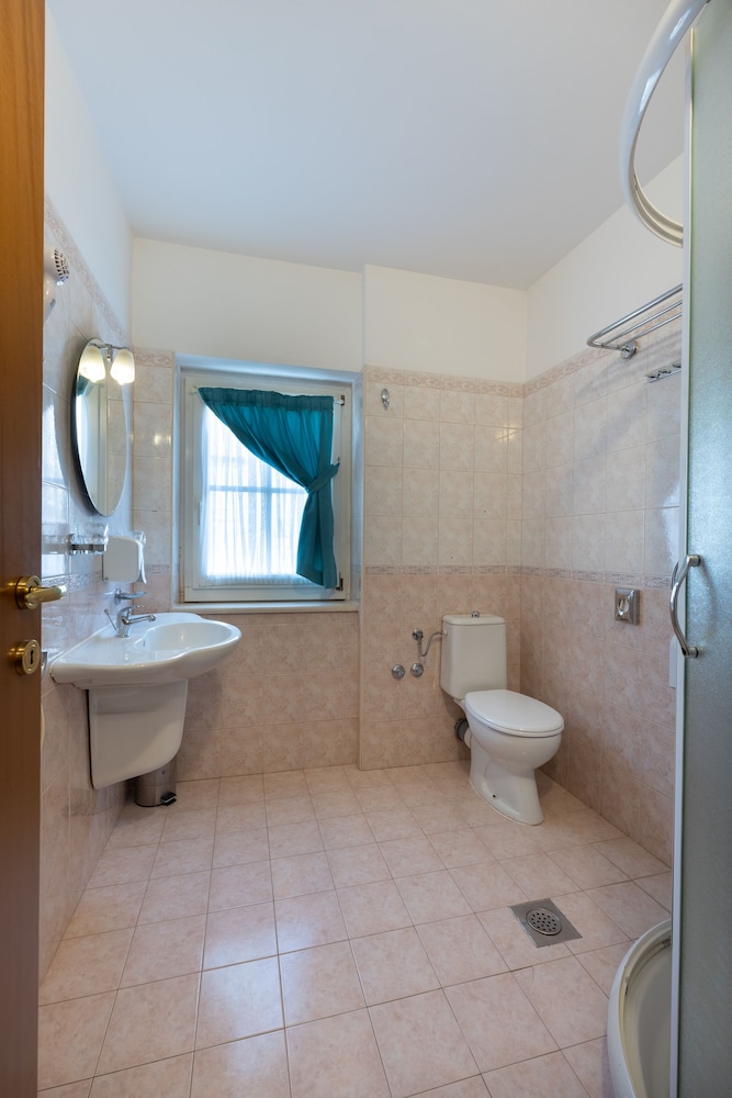 Standard Room, 2 Twin Beds - Photo 9
