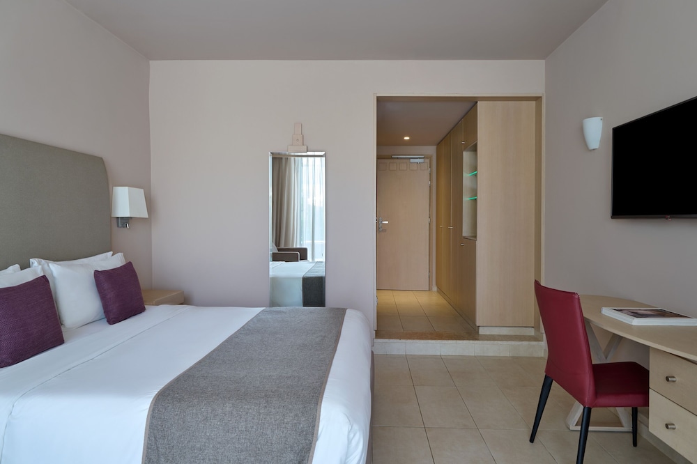 Double Room Swim Up Inland View - Photo 4