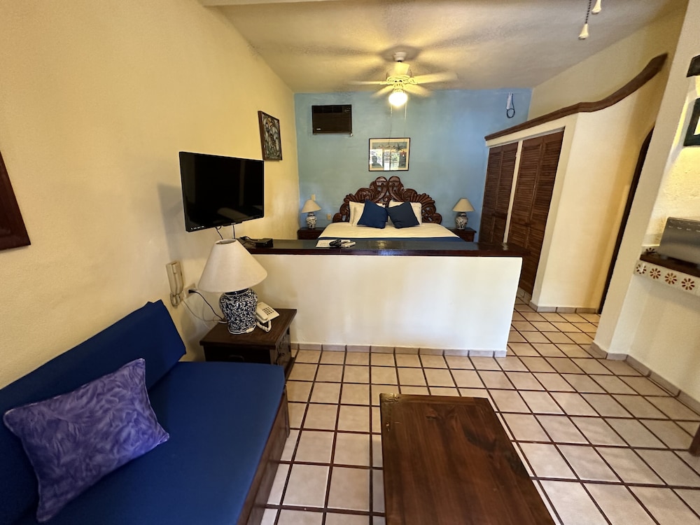 Standard Studio Suite, Kitchen, Pool View photo 3