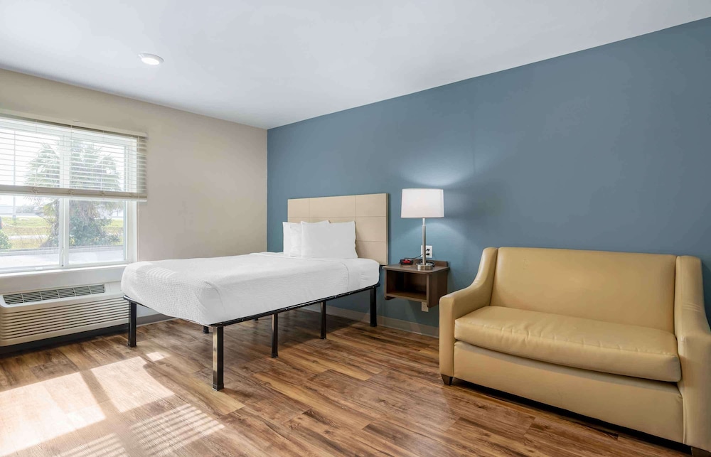 Deluxe Studio, 1 Queen Bed with Sofa bed, Non Smoking, Refrigerator & Microwave photo 2