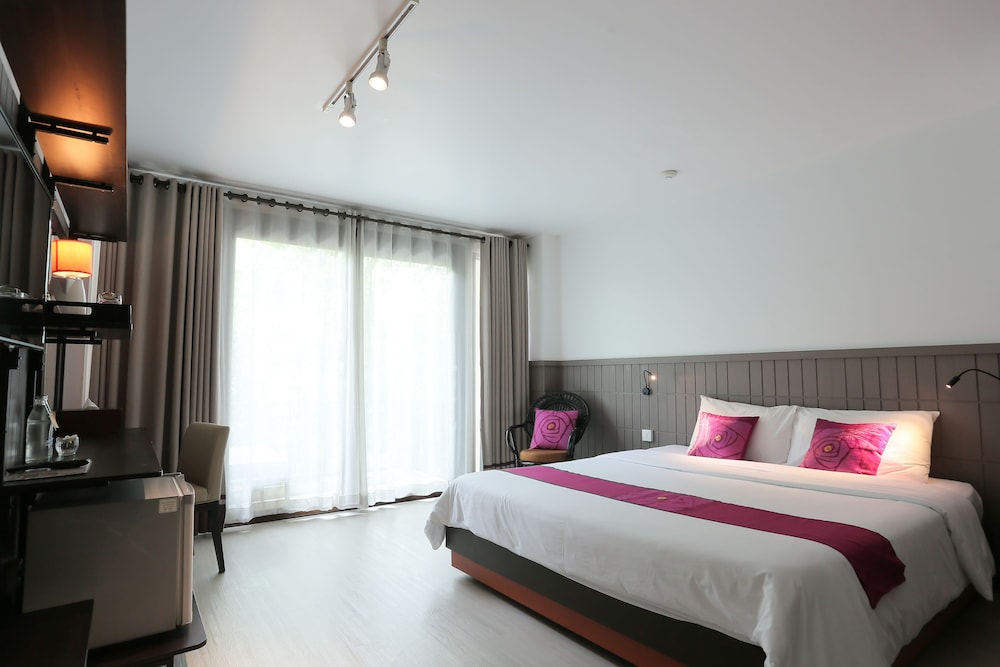 Deluxe Balcony King Bed - Photo 16