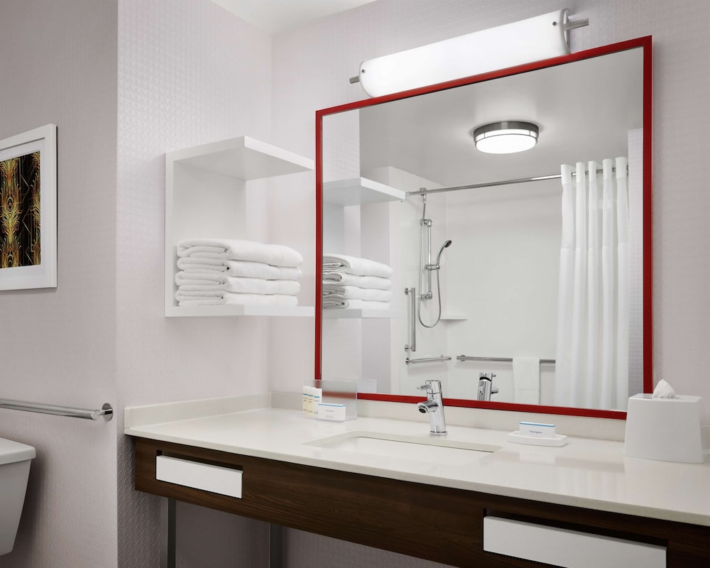 Room, 2 Queen Beds, Accessible, Bathtub - Photo 4