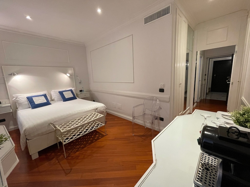 Classic Suite, 1 Queen Bed with Sofa bed, City View photo 1