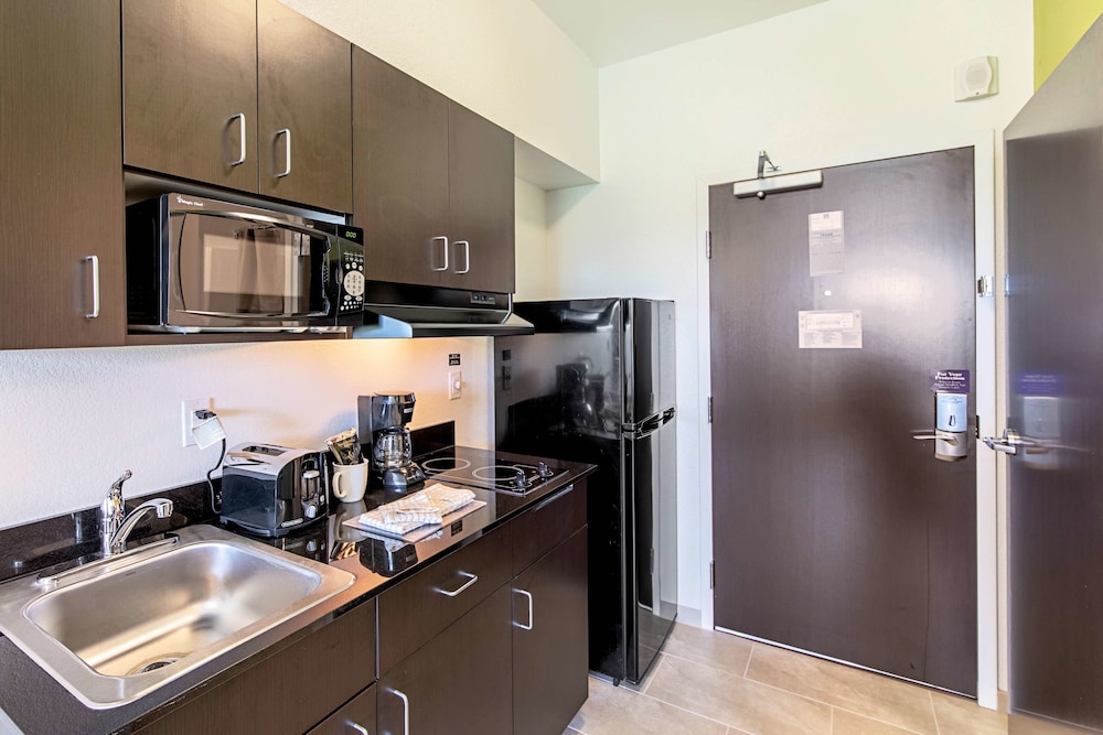 Deluxe Room, 1 King Bed, Non Smoking, Kitchenette - Photo 1