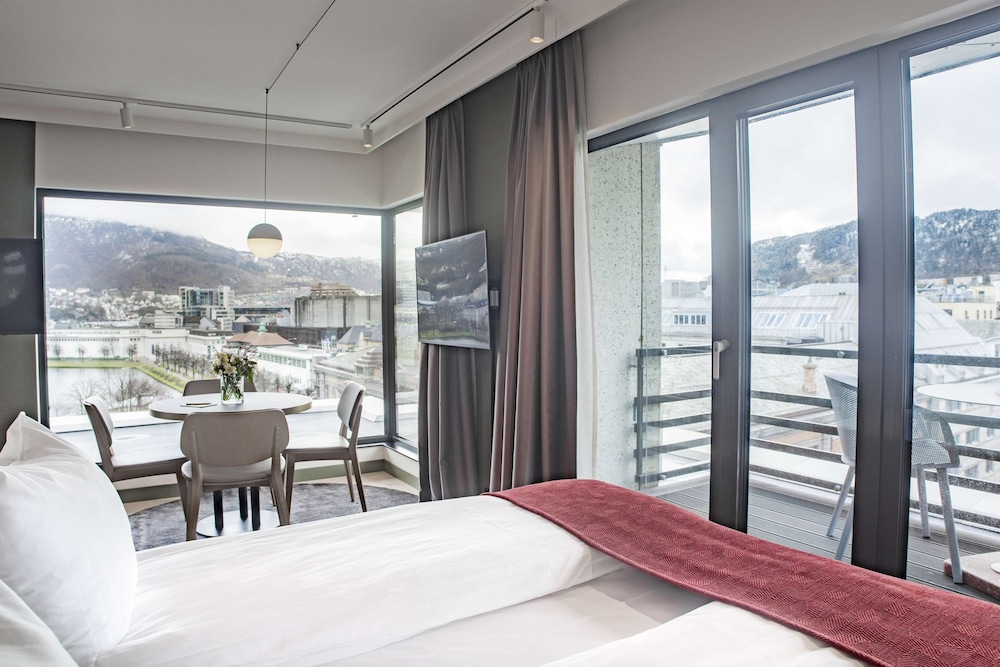 Junior Suite, 1 King Bed with Sofa bed, Lake View