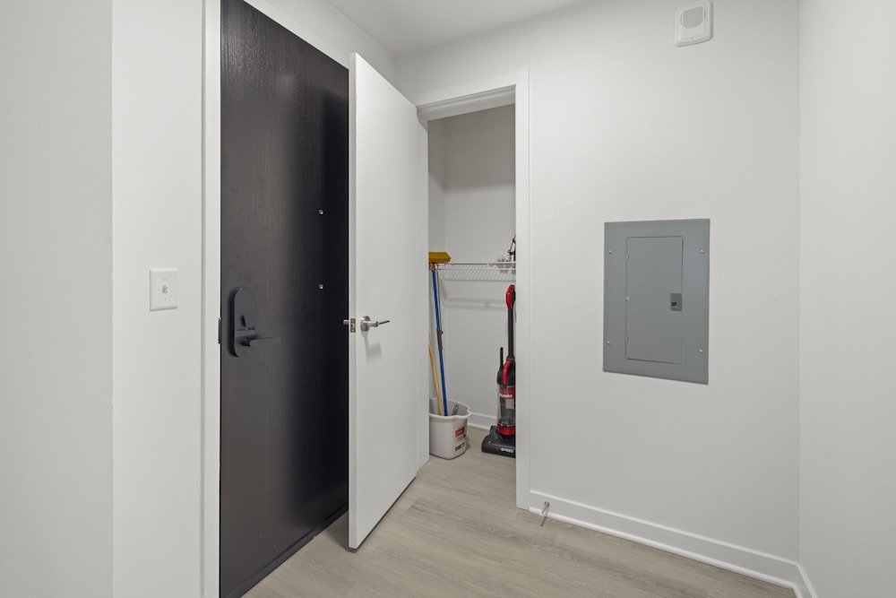 Luxury Apartment, 2 Bedrooms, Balcony (Room décor/layout/colors vary by unit) - Photo 11