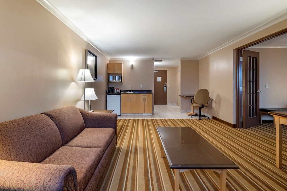 Suite, 2 Queen Beds, Non Smoking, Refrigerator & Microwave photo 2