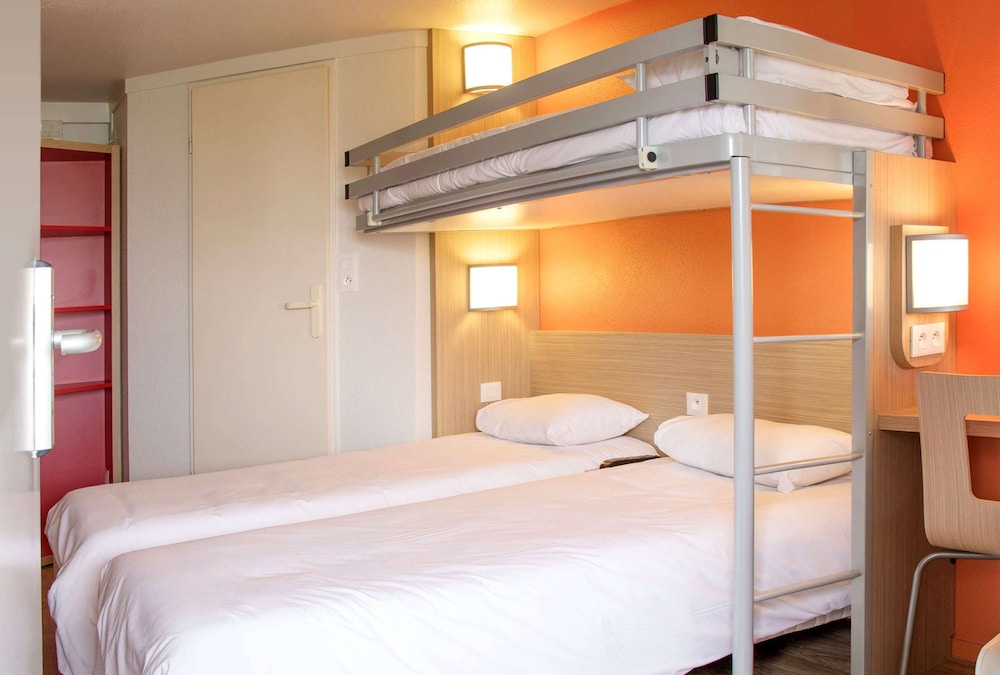 Standard Room, 3 Twin Beds - Photo 9