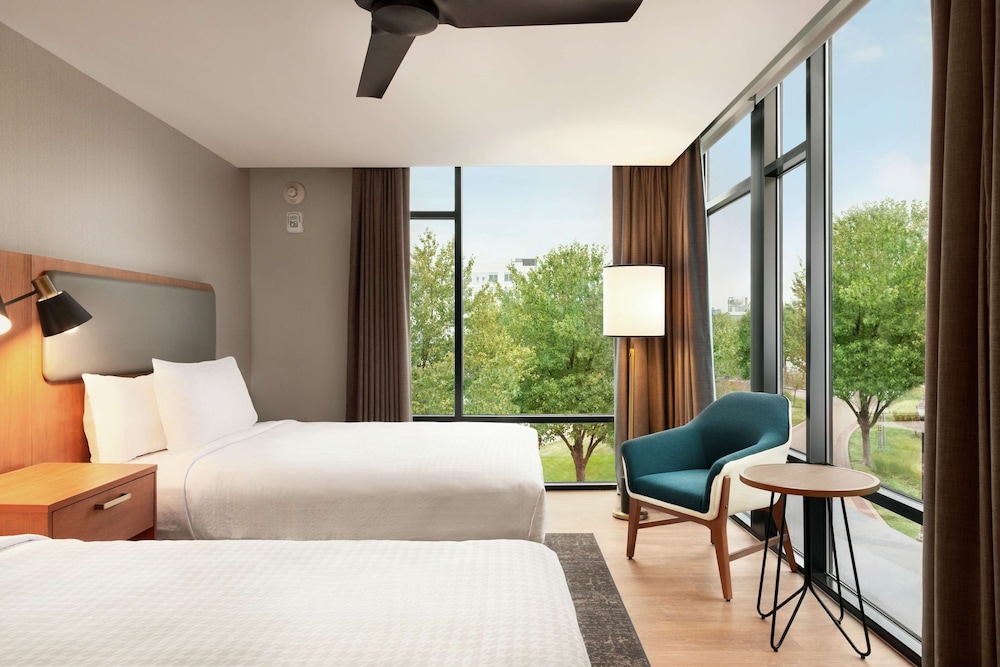Suite, 2 Queen Beds, River Side (Roll-In Shower) - Photo 1