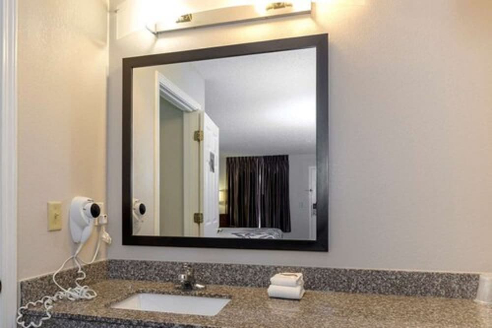 Standard Room, 1 King Bed, Non Smoking photo 3