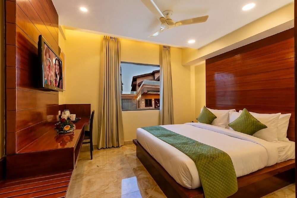 Premium Room, 1 King Bed - Photo 2