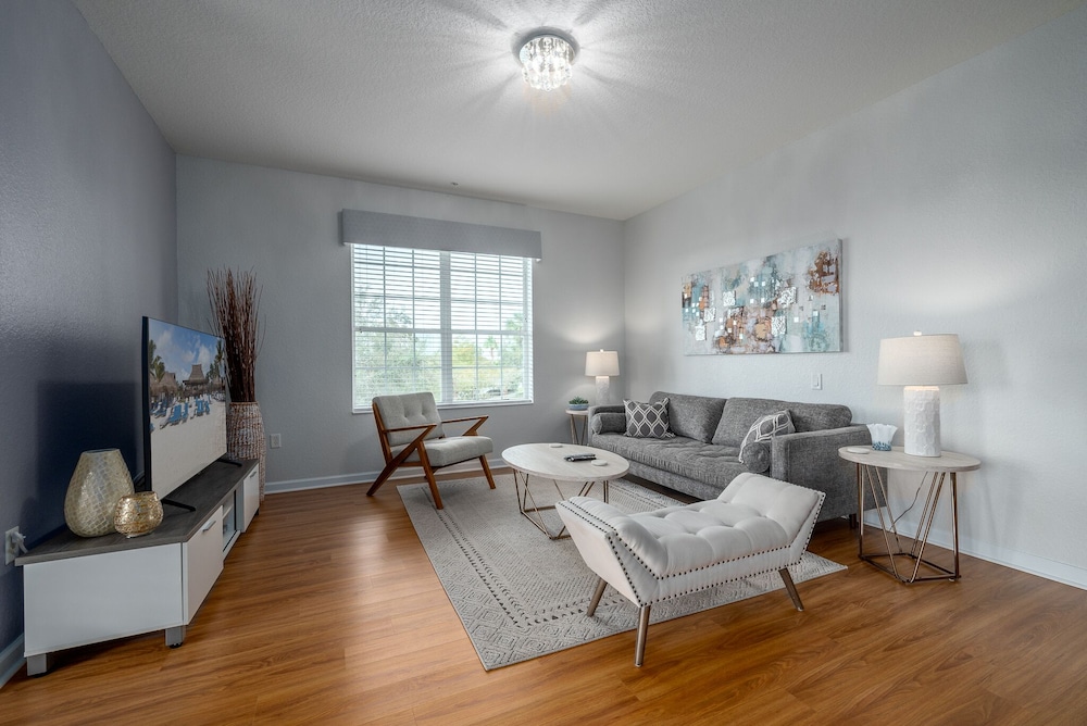 Luxury Condo, 3 Bedrooms, Lake View, Corner