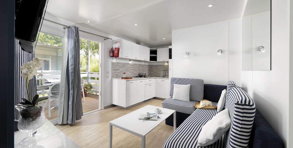 Deluxe Mobile Home, 3 Bedrooms photo 2