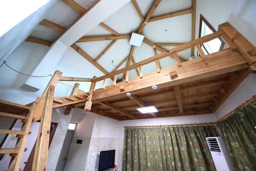 Room (E Windsor 1) photo 3