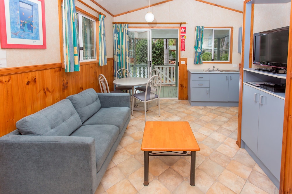 Small Family Cabin - 1 Queen, 1 Bunk and 1 Single photo 3