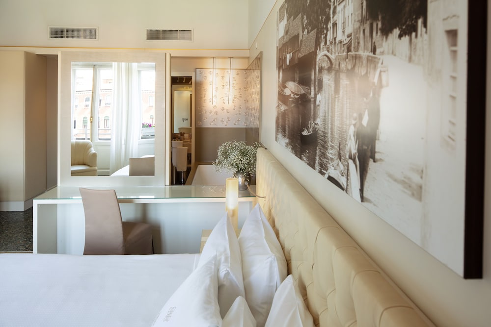 Junior Suite, Canal View