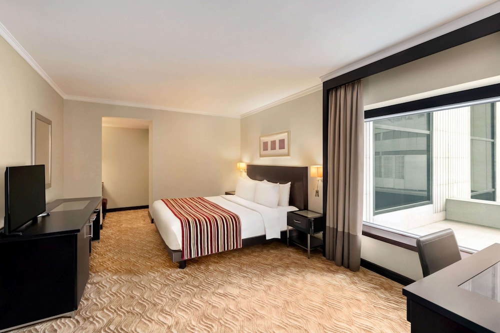 Deluxe Suite, 1 King Bed, Non Smoking photo 1