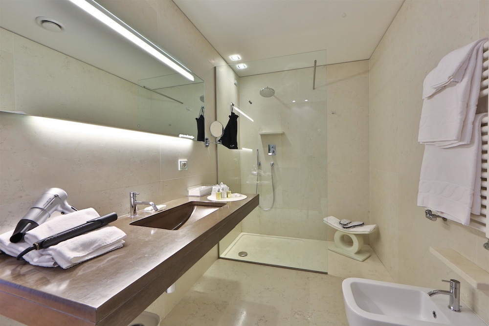 Junior Suite, 1 King Bed - Photo 11