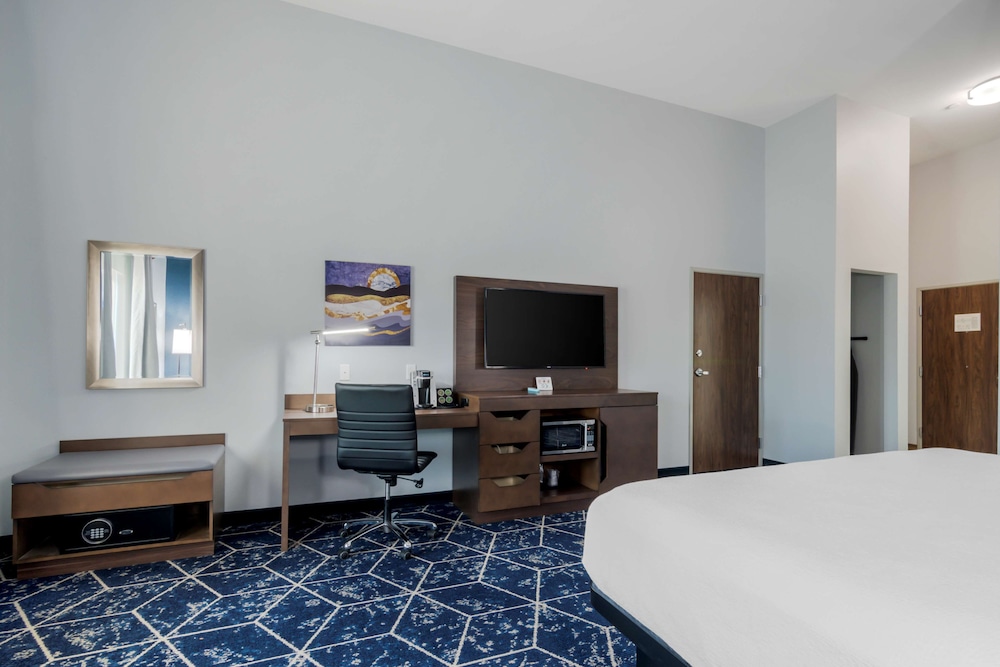 Standard Room, 1 King Bed, Accessible, Refrigerator photo 3