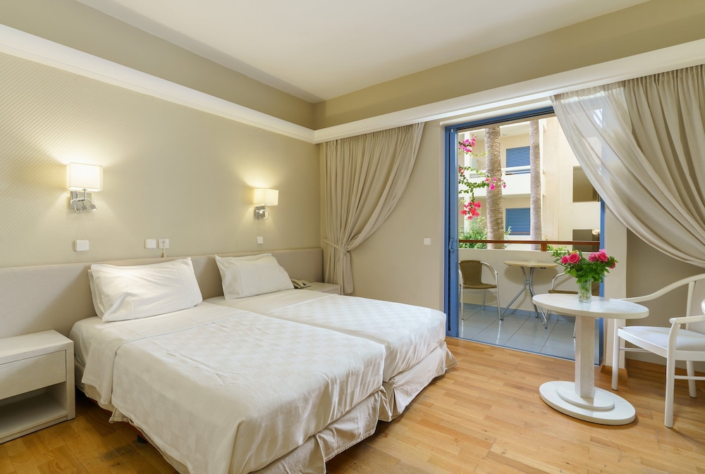 Double room with Garden or Land view photo 3
