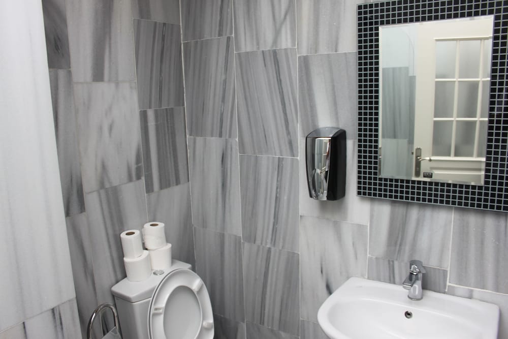 Family Room, Shared Bathroom photo 3