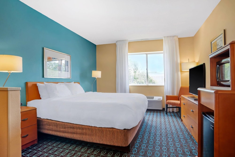 Suite, 1 King Bed, Non Smoking - Photo 3