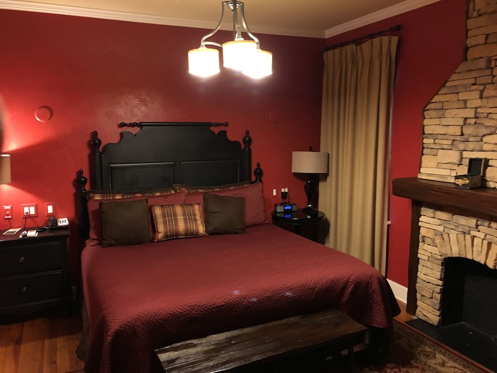 Suite, 1 King Bed - Photo 8