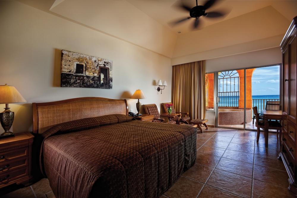 Deluxe Suite, 1 Bedroom, Beach View, Beachfront - Photo 2
