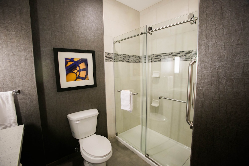 Suite, 1 King Bed, Mobility Accessible (Accessible Tub) - Photo 4