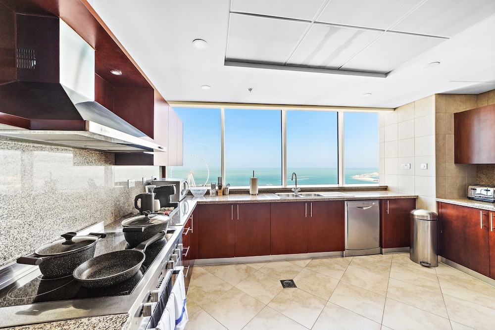Premium Three-Bedroom Suite Sea View photo 2