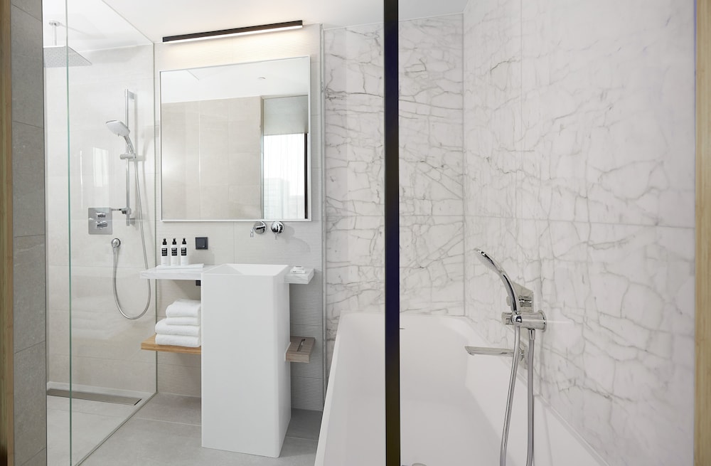 Junior Suite with Bath - Photo 4