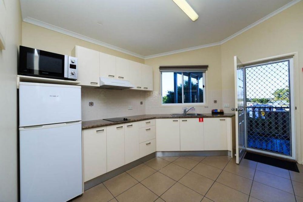 Deluxe Cabin - Sleeps 4 - Dog Friendly photo 3