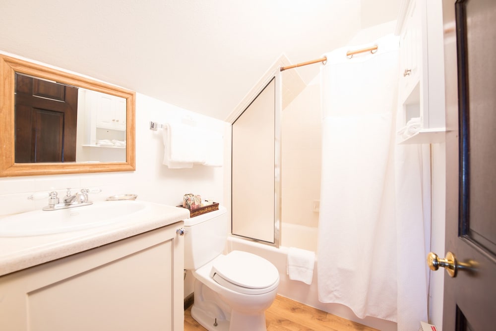 Room, 1 Queen and 1 Twin Bed (First Floor) photo 3