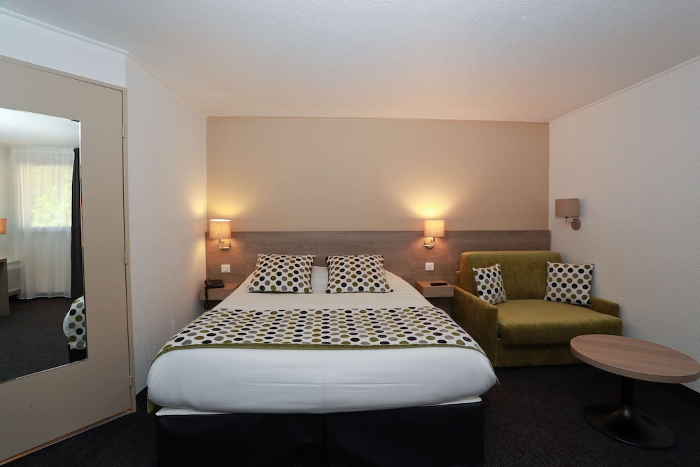 Comfort Room, 1 Queen Bed, Non Smoking, Bathtub (with Single Sofabed) - Photo 10