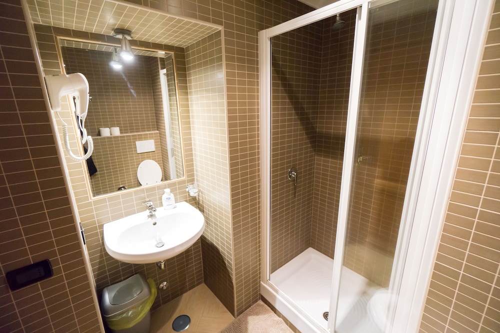 Double or Twin Room, Private Bathroom photo 3