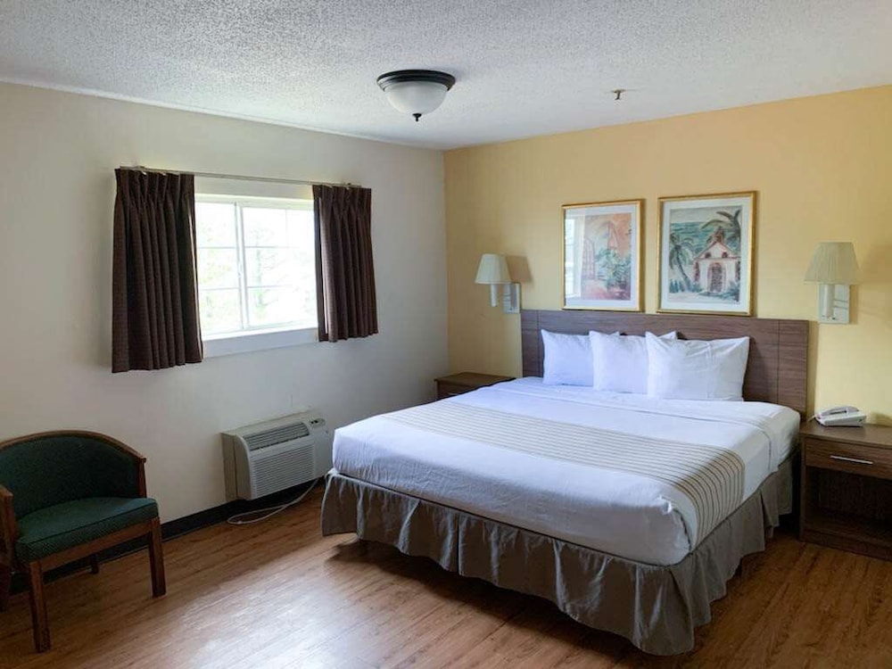Standard Room, 1 King Bed, Smoking, Kitchenette - Photo 2