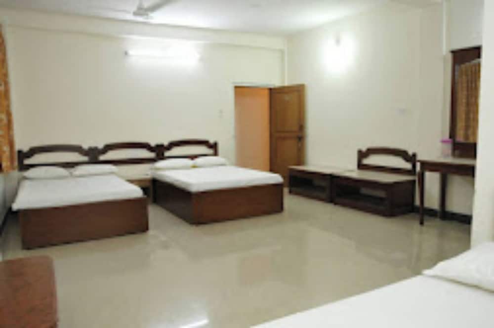 Deluxe Triple Room, City View photo 2