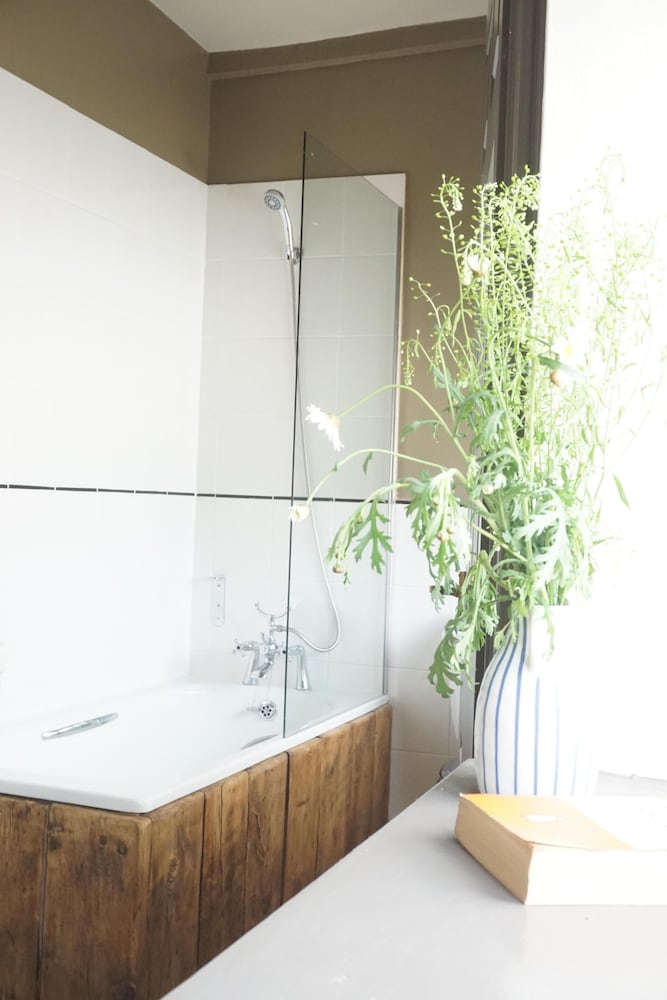 Basic Double Room, Ensuite - Photo 4