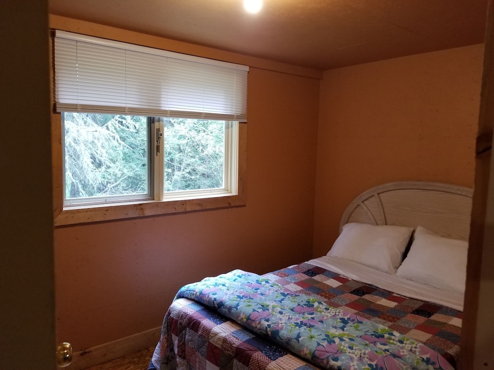 Comfort Cabin, 2 Double Beds, Lake View, Lakeside photo 3