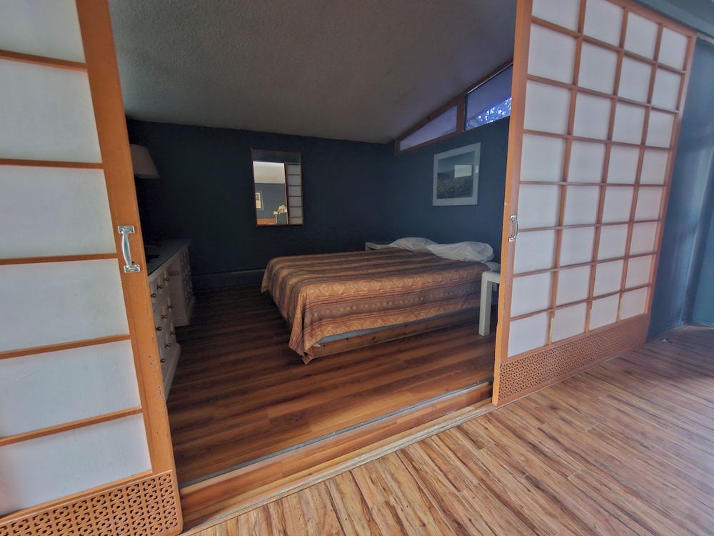 Suite (2 Queen Beds and 1 Double)