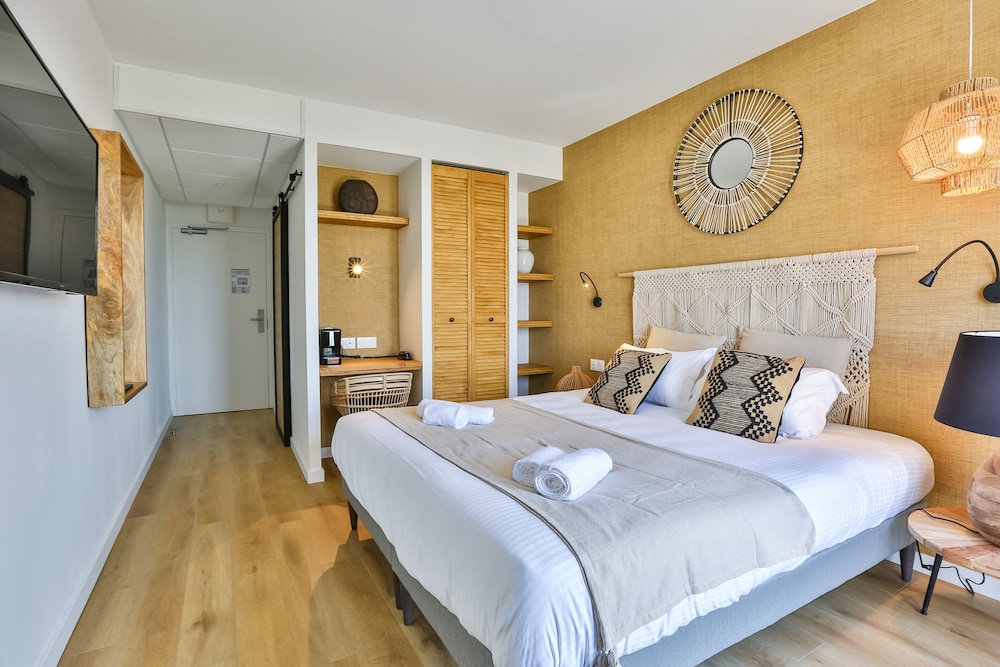 Double Room, 1 King Bed, Balcony, Sea View photo 1
