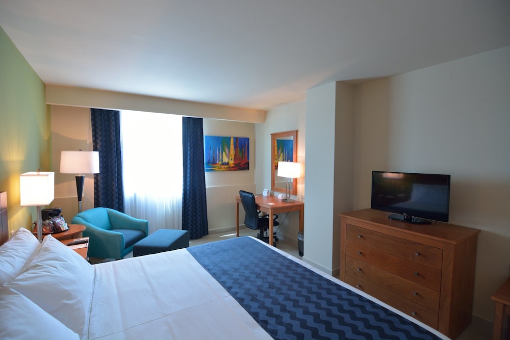 Standard Room, 1 King Bed, Sea View thumbnail 6
