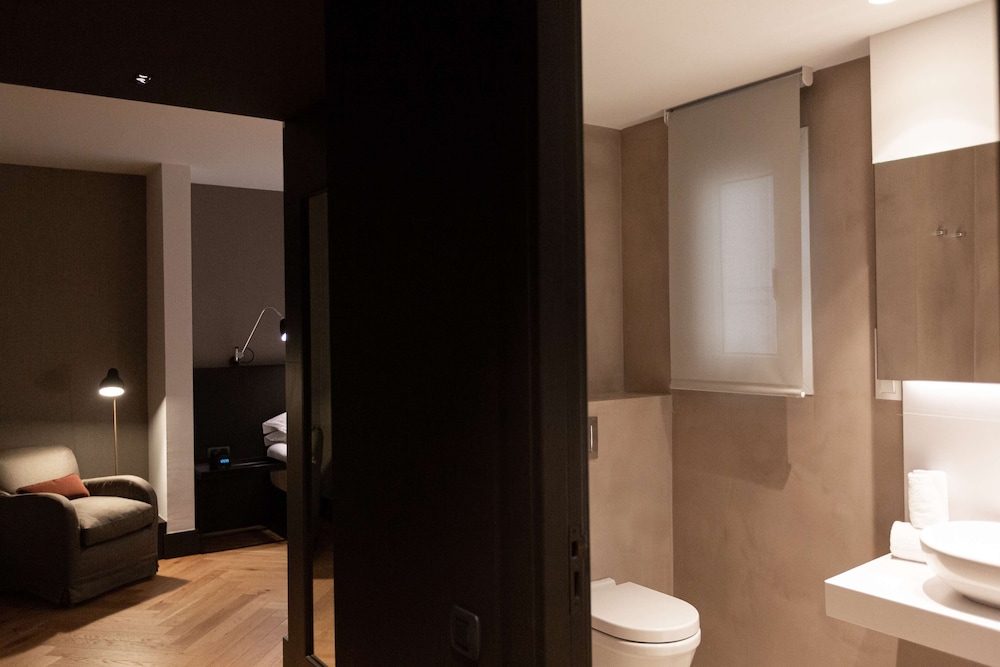 Twin Guest Room thumbnail 5