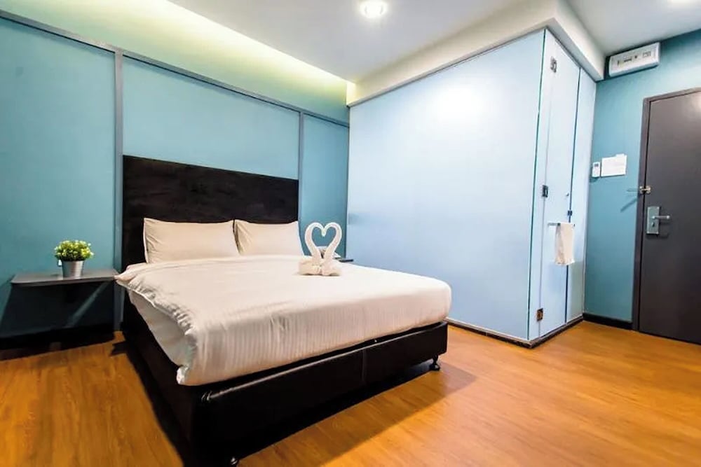 Deluxe Room, 1 Queen Bed, No Windows