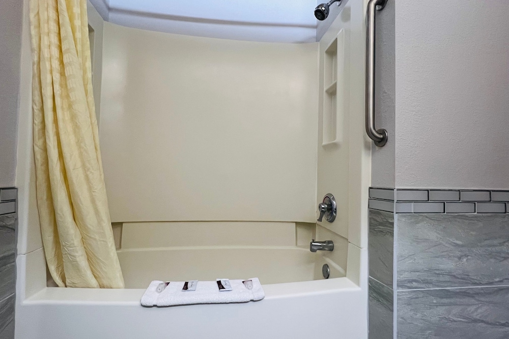 Luxury Suite, 1 King Bed, SPA Bath, Non-Smoking - Photo 7