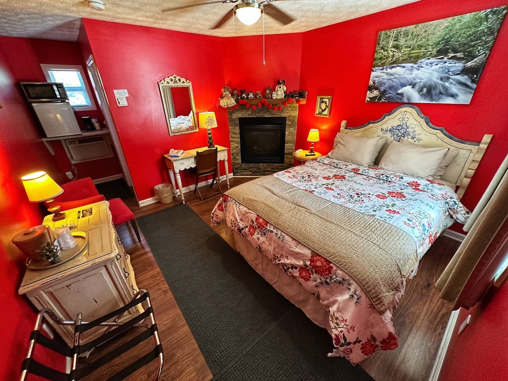 Deluxe Queen Fireplace/Jetted Tub #10 photo 1